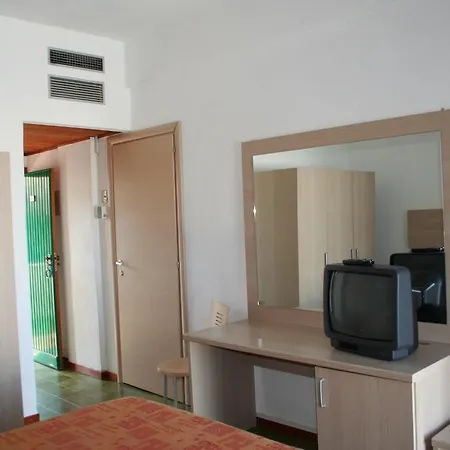 Costa Tiziana Hotel Village מלון 4*