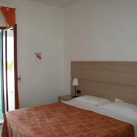 Costa Tiziana Hotel Village מלון 4*