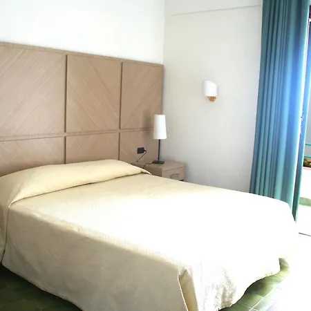 Costa Tiziana Hotel Village מלון 4*